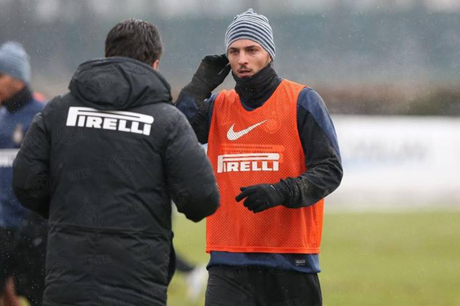 Dal sito dell&#39;Inter le prime immagini di Danilo D&#39;Ambrosio che si allena in nerazzurro. Qui a colloquio col suo nuovo tecnico Walter Mazzarri